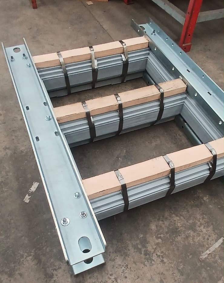 Núcleo encapsulado, laminaciones flejadas sobre estructura metálica