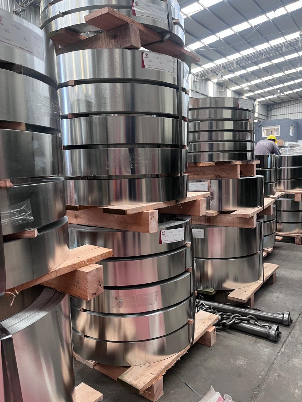Bobinas de hojalata flejadas y apiladas sobre pallets