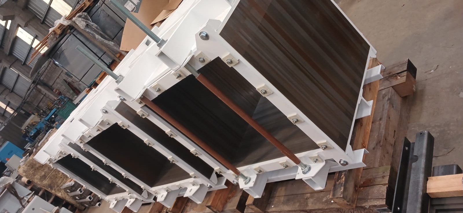 Reactor armado, núcleo laminado con estructura de sujeción